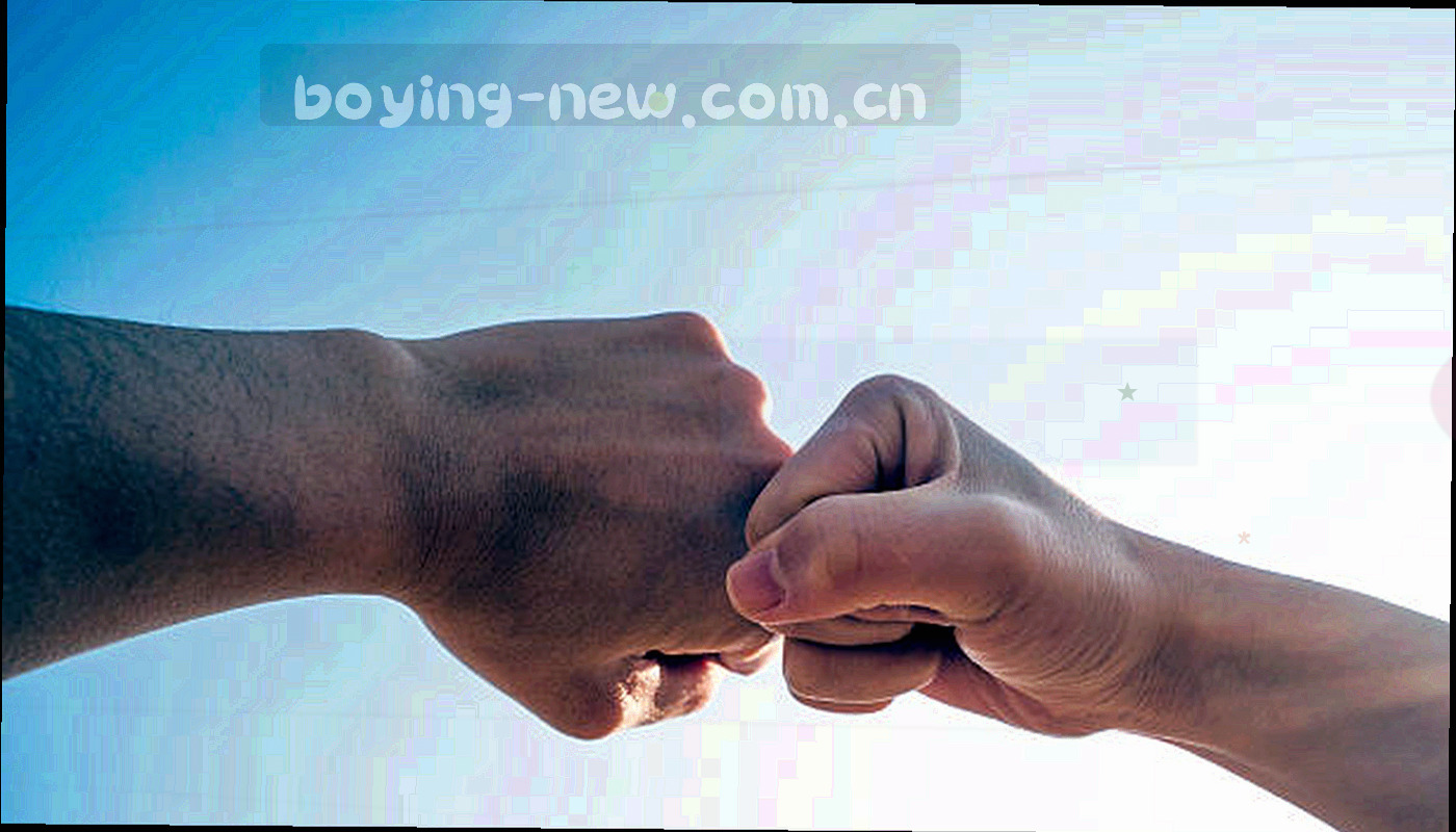 首次进入博盈平台正式版的三个步骤路径图，依次为确认设备、打开版本说明页、按对照卡选定版本，暖砂金引导线串起三段线框示意